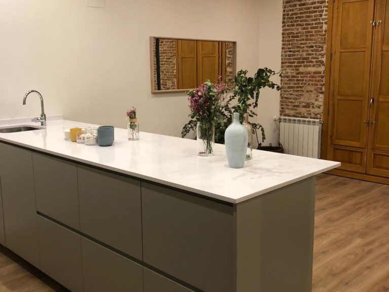 Cocina con isla en roble — Aravaca, Madrid