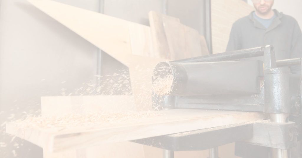 Trabajando la madera en el taller